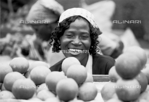 APN-F-028650-0000 - Maputo  Mozambique  2005. A market stall in Maputo. Trade  market  woman.Athol Rheeder/South - AfriLife / Africamediaonline/Archivi Alinari, Firenze