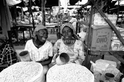 APN-F-028655-0000 - Maputo  Mozambique  2005. Traders at a local market in maputo. Trade  market.Athol Rheeder/South - AfriLife / Africamediaonline/Archivi Alinari, Firenze