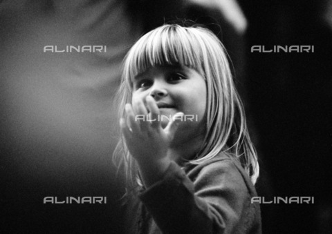 APN-F-028657-0000 - London  United Kingdom  2004. A child onlooker in Convent Garden. Girl  child  wonder.Athol Rheeder/South - AfriLife / Africamediaonline/Archivi Alinari, Firenze