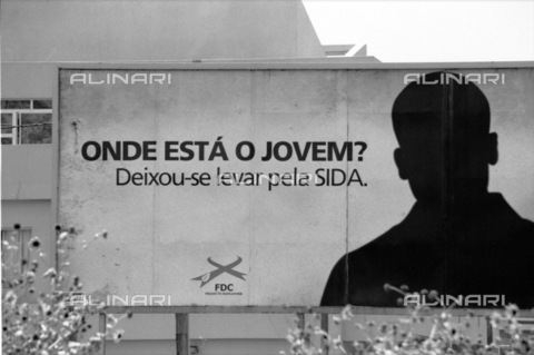 APN-F-028666-0000 - Mozambique  2005. An AIDS awareness billboard. AIDS  billboard.Athol Rheeder/South - AfriLife / Africamediaonline/Alinari Archives, Florence