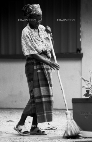 APN-F-028704-0000 - Maputo  Mozambique  2005. A woman sweeping the street in downtown Maputo. Woman  street-sweeping.Athol Rheeder/South - AfriLife / Africamediaonline/Archivi Alinari, Firenze