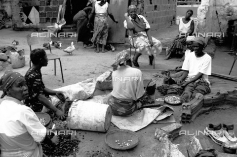 APN-F-028739-0000 - Maputo  Mozambique  2005. Women sort and process groundnuts. Produce  trade  market.Athol Rheeder/South - AfriLife / Africamediaonline/Archivi Alinari, Firenze