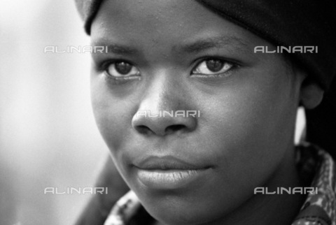 APN-F-031588-0000 - Kigali  Rwanda  2004. Rwandan woman. Africa  African  woman  black  beauty.Athol Rheeder/South - AfriLife / Africamediaonline/Archivi Alinari, Firenze