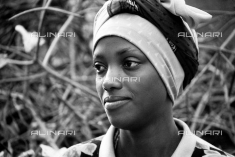 APN-F-031594-0000 - Kigali  Rwanda  2004. Rwandan woman. Africa  black  woman  beauty.Athol Rheeder/South - AfriLife / Africamediaonline/Archivi Alinari, Firenze