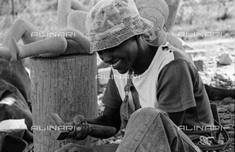 APN-F-038036-0000 - Harare, Zimbabwe, 2004. Perlagia Mutyavaviri is one of the few female sculptors in Zimbabwe. Stone, sculpture, art, Africa.Athol Rheeder/South - AfriLife / Africamediaonline/Alinari Archives, Florence