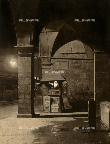 ARC-F-002739-0000 - Night view of the portico of the Ponte Vecchio in Florence - Date of photography: 1915 ca. - Alinari Archives, Florence