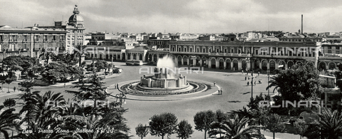 ARC-F-004684-0000 - View of the Piazza Aldo Moro (formerly Piazza Roma) to the Central Station in the background, Bari - Date of photography: 1960 ca. - Alinari Archives, Florence