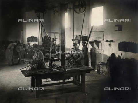 AVQ-A-000006-0013 - View of the workshop of the 9° Machinegun Division near Noventa Vicentina. In the foreground two soldiers working - Date of photography: 1918-1919 - Alinari Archives, Florence