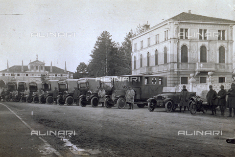 AVQ-A-000006-0017 - View of the automobiles, trucks and ambulances of the 9° Machinegun Division in Noventa Vicentina - Date of photography: 1918-1919 - Alinari Archives, Florence