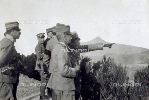 AVQ-A-000006-0041 - King Vittorio Emanuele III watches firing drill by the 9° Machinegun Division on Monte Rusta. An officer is showing the King the precise point to watch - Date of photography: 1915-1918 - Alinari Archives, Florence