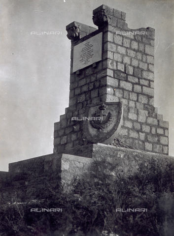 AVQ-A-000006-0043 - The monument erected by the 9° Machinegun Division on Monte Rusta in 1919 - Date of photography: 10/03/1919 - Alinari Archives, Florence