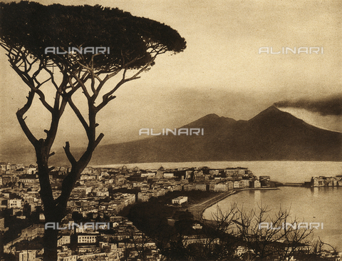 AVQ-A-000007-0002 - View of the Bay of Naples. In the background, Vesuvius during a gaseous eruption, sometime before the great eruption of 1906. - Date of photography: 1900 - 1906 ca. - Alinari Archives, Florence