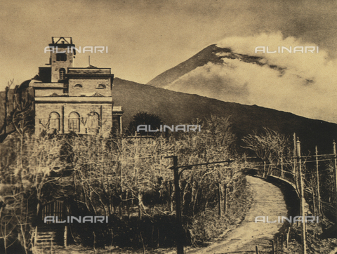 AVQ-A-000007-0003 - View of Vesuvius in the first stage of a lava eruption. In the foreground, the Vesuvian Observatory. - Date of photography: 1906 - Alinari Archives, Florence
