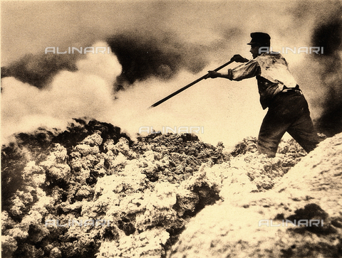 AVQ-A-000007-0006 - A man gathers lava on the slopes of Vesuvius, at the end of a violent eruption. - Date of photography: 1906 - Alinari Archives, Florence