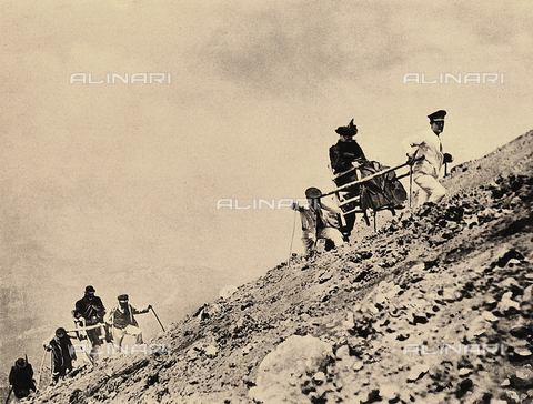 AVQ-A-000007-0007 - Tourists visit the slopes of Vesuvius, in two-wheeled carts pulled by men, after an eruption. - Date of photography: 1906 - Alinari Archives, Florence
