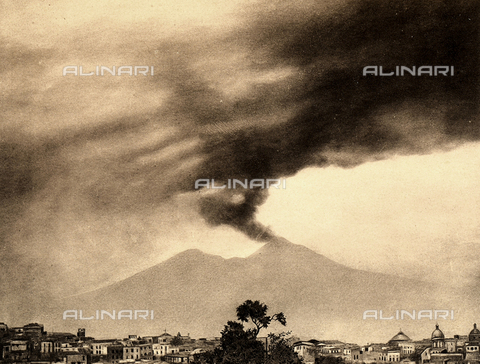 AVQ-A-000007-0011 - The smoke from Vesuvius reaches the city of Naples during the great volcanic eruption of 1906. - Date of photography: 05/04/1906 - Alinari Archives, Florence