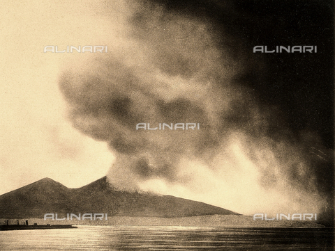 AVQ-A-000007-0014 - Dense smoke emanating from Vesuvius darkens the sky over the sea during the 1906 eruption. - Date of photography: 1906 - Alinari Archives, Florence
