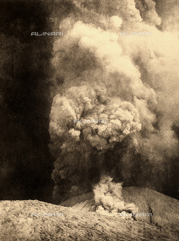 AVQ-A-000007-0019 - A landslide of sand precipitates in the direction of the Vesuvian Observatory. - Date of photography: 1906 - Alinari Archives, Florence