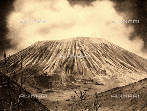 AVQ-A-000007-0021 - View of the main crater of Vesuvius, changed after the 1906 eruption. - Date of photography: 1906 - Alinari Archives, Florence