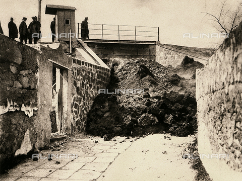 AVQ-A-000007-0026 - A stream of solidified lava on a street of a circumvesuvian town. - Date of photography: 1906 - Alinari Archives, Florence