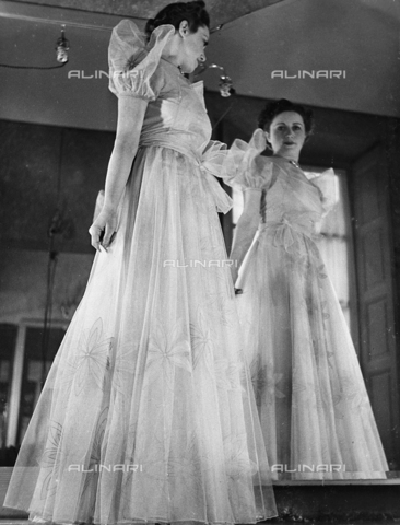 AVQ-A-000029-0005 - Model wearing a tailored dress, San Lorenzo-Torino, fashion event in Sanremo - Date of photography: 16-17/01/1937 - Alinari Archives, Florence