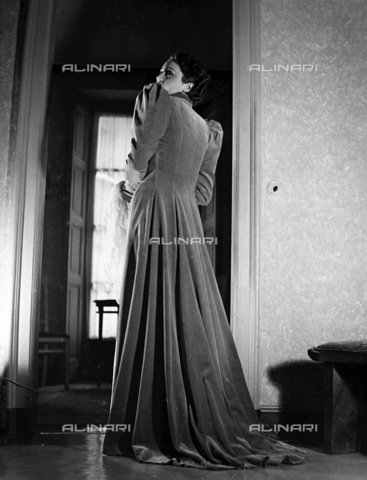 AVQ-A-000029-0006 - Model wearing a tailored dress, San Lorenzo-Torino, fashion event in Sanremo - Date of photography: 16-17/01/1937 - Alinari Archives, Florence
