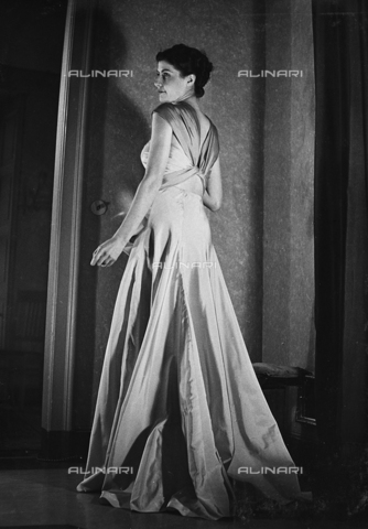 AVQ-A-000029-0007 - Model wearing a tailored dress, San Lorenzo-Torino, fashion event in Sanremo - Date of photography: 16-17/01/1937 - Alinari Archives, Florence