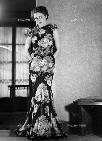 AVQ-A-000029-0008 - Model wearing a tailored dress, San Lorenzo-Torino, fashion event in Sanremo - Date of photography: 16-17/01/1937 - Alinari Archives, Florence