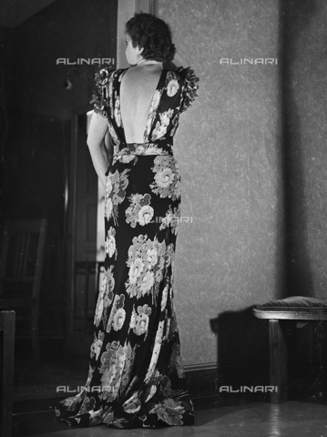 AVQ-A-000029-0009 - Model wearing a tailored dress, San Lorenzo-Torino, fashion event in Sanremo - Date of photography: 16-17/01/1937 - Alinari Archives, Florence