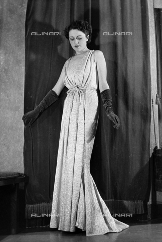 AVQ-A-000029-0010 - Model wearing a tailored dress, San Lorenzo-Torino, fashion event in Sanremo - Date of photography: 16-17/01/1937 - Alinari Archives, Florence