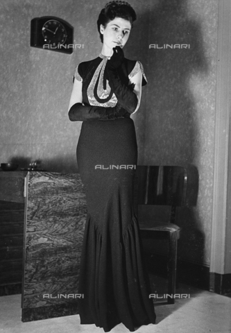 AVQ-A-000029-0011 - Model wearing a tailored dress, San Lorenzo-Torino, fashion event in Sanremo - Date of photography: 16-17/01/1937 - Alinari Archives, Florence