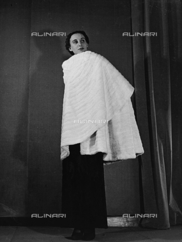 AVQ-A-000029-0017 - Model wearing a tailored mantle, Viscardi-Torino, fashion event in Sanremo - Date of photography: 16-17/01/1937 - Alinari Archives, Florence