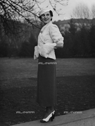 AVQ-A-000029-0019 - Model wearing a tailored article, Viscardi-Torino, fashion event in Sanremo - Date of photography: 16-17/01/1937 - Alinari Archives, Florence