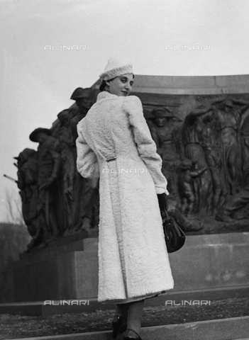 AVQ-A-000029-0020 - Model wearing a tailored coat, Viscardi-Torino, in front of the National Monument to the Carabineer, Turin - Date of photography: 16-17/01/1937 - Alinari Archives, Florence