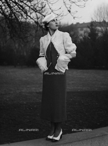 AVQ-A-000029-0021 - Model wearing a tailored article, Viscardi-Torino, fashion event in Sanremo - Date of photography: 16-17/01/1937 - Alinari Archives, Florence