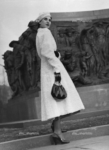 AVQ-A-000029-0022 - Model wearing a tailored coat, Viscardi-Torino, in front of the National Monument to the Carabineer, Turin - Date of photography: 16-17/01/1937 - Alinari Archives, Florence