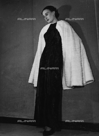AVQ-A-000029-0023 - Model wearing a tailored dress and a tailored mantle, Viscardi-Torino, fashion event in Sanremo - Date of photography: 16-17/01/1937 - Alinari Archives, Florence