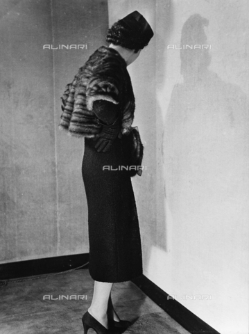 AVQ-A-000029-0024 - Model wearing a tailored article, Viscardi-Torino, fashion event in Sanremo - Date of photography: 16-17/01/1937 - Alinari Archives, Florence
