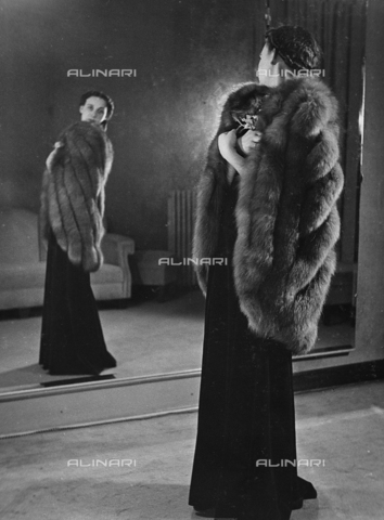 AVQ-A-000029-0025 - Model wearing a tailored article, Viscardi-Torino, fashion event in Sanremo - Date of photography: 16-17/01/1937 - Alinari Archives, Florence