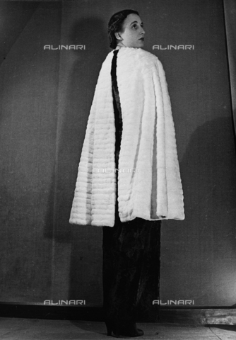 AVQ-A-000029-0026 - Model wearing a tailored mantle, Viscardi-Torino, fashion event in Sanremo - Date of photography: 16-17/01/1937 - Alinari Archives, Florence