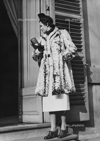 AVQ-A-000029-0029 - Model wearing a tailored article, Sacerdote-Torino, fashion event in Sanremo - Date of photography: 16-17/01/1937 - Alinari Archives, Florence