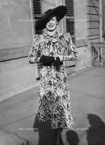 AVQ-A-000029-0032 - Model wearing a tailored dress, Sacerdote-Torino, fashion event in Sanremo - Date of photography: 16-17/01/1937 - Alinari Archives, Florence