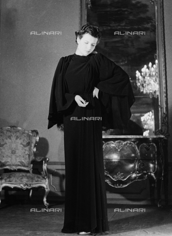 AVQ-A-000029-0035 - Model wearing a tailored dress, Sacerdote-Torino, fashion event in Sanremo - Date of photography: 16-17/01/1937 - Alinari Archives, Florence
