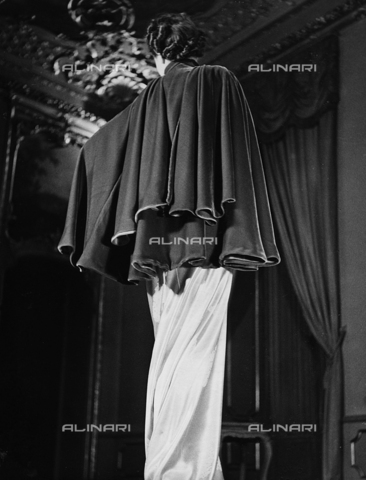 AVQ-A-000029-0038 - Model wearing a tailored dress and a tailored mantle, Sacerdote-Torino, fashion event in Sanremo - Date of photography: 16-17/01/1937 - Alinari Archives, Florence