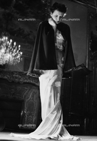 AVQ-A-000029-0039 - Model wearing a tailored dress and a tailored mantle, Sacerdote-Torino, fashion event in Sanremo - Date of photography: 16-17/01/1937 - Alinari Archives, Florence