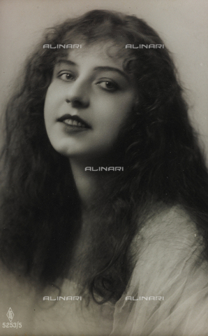 AVQ-A-000047-0007 - Close up of a young woman, postcard - Date of photography: 1910-1920 - Alinari Archives, Florence