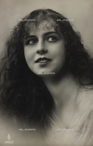 AVQ-A-000047-0008 - Close up of a young woman, postcard - Date of photography: 1910-1920 - Alinari Archives, Florence