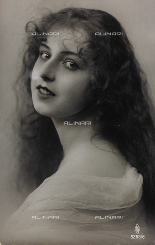 AVQ-A-000047-0011 - Close up of a young woman, postcard - Date of photography: 1910-1920 - Alinari Archives, Florence
