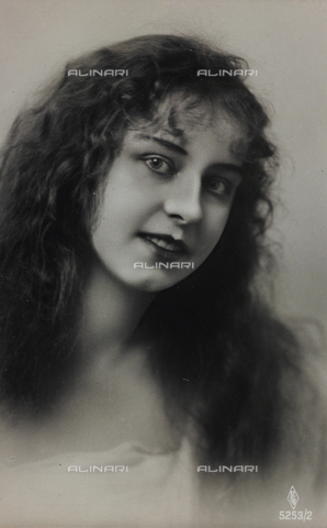 AVQ-A-000047-0012 - Close up of a young woman, postcard - Date of photography: 1910-1920 - Alinari Archives, Florence