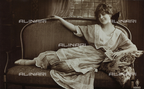 AVQ-A-000047-0020 - Portrait of a young woman, postcard - Date of photography: 1910-1920 - Alinari Archives, Florence